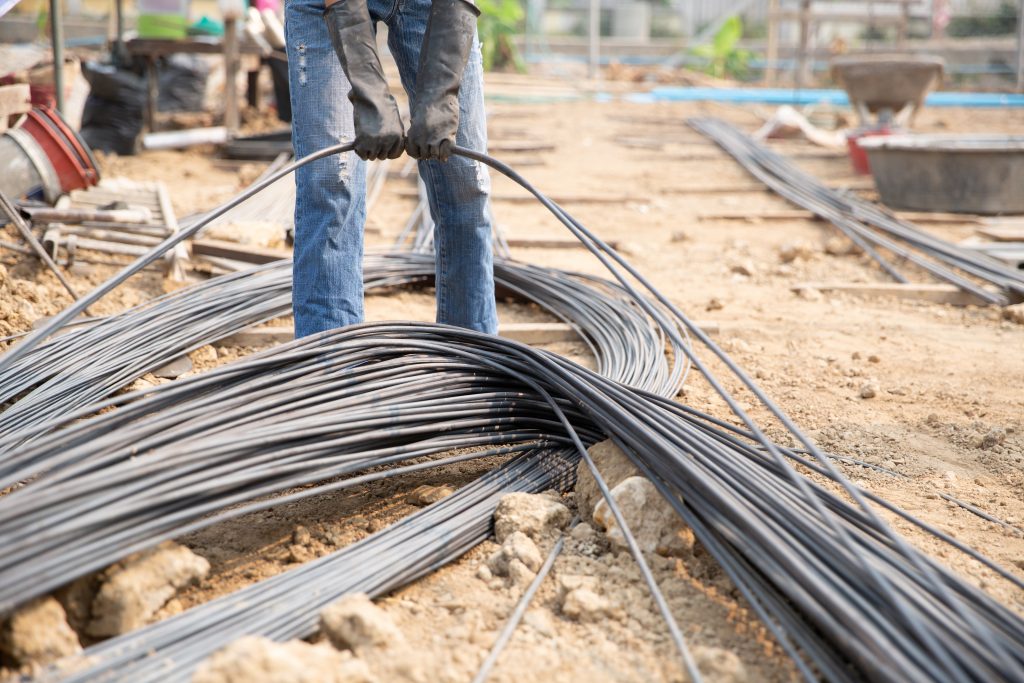 A group of steel rod tight by chain and lift up at construction